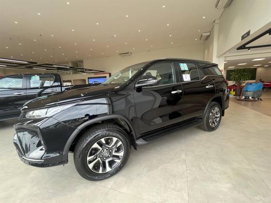 TOYOTA HILUX SW4 2.8 D-4D TURBO DIESEL SRX PLATINUM 7L 4X4 AUTOMÁTICO TOYOTA HILUX SW4 2.8 D-4D TURBO DIESEL SRX PLATINUM 7L 4X4 AUTOMÁTICO